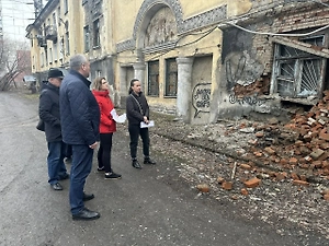 Часть аварийного дома рухнула в Новокузнецке — жильцов просят срочно съехать
