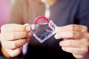 Зажал 200 рублей на резинке — готовь 20 тысяч на лечение: Врач предупредил о последствиях экономии на презервативах