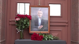 Стихийный мемориал памяти Алексея Пиманова появился у офиса «Звезды» в Москве