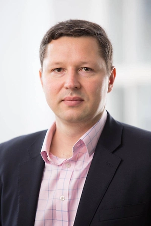 Снижение ключевой ставки до 14,5 процента и сужение коридора её среднего прогноза до конца 2026 года до диапазона от 14 до 14,5 процента открывает реальному сектору окно для перезапуска инвестиционных программ. Бизнес последние два года работал в условиях, когда стоимость заёмного финансирования съедала маржу даже у рентабельных производств. Сейчас кредит снова превращается в рабочий инструмент развития, а компании получают возможность вернуться к планированию долгосрочных проектов.