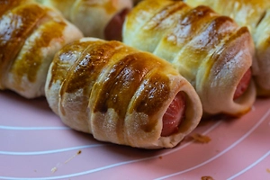 «Во-первых, это вкусно»: Милонов требует ввести ГОСТ на школьные сосиски в тесте