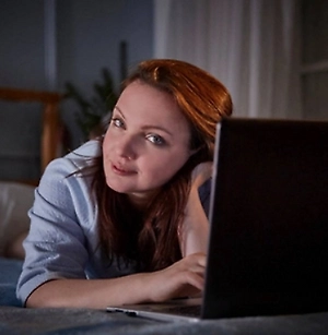 С точки зрения эволюционной психологии, работа — это сублимированная охота. Когда человек голоден, активируются древние нейронные цепи, отвечающие за инстинкт добывать еду. На короткой дистанции это даёт гиперфокус. Мозг получает сигнал: «ресурсы на исходе, надо действовать быстро». Сотрудник не отчёт пишет — он охотится. Поэтому, и вправду, голодные сотрудники более продуктивны.