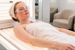 Рак, морщины и повреждение ДНК: Врач сравнила вред от солярия и солнца