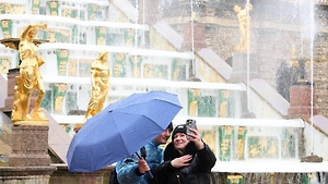 Сезон фонтанов начался в Петергофе, вопреки капризной погоде