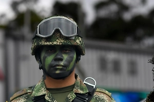 Украинские боевики отбирают телефоны у колумбийских наёмников