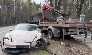 Элитный Porsche Taycan протаранил забор исторической усадьбы в Сокольниках
