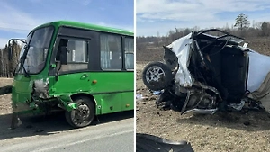 Пассажирский автобус всмятку раздавил «Жигули» с водителем в Томской области