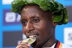 Человеческий предел сдвинут: Сразу два бегуна побили рекорд Киптума на Лондонском марафоне