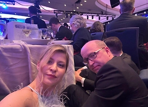 Посла Украины высмеяли за «героическое» фото на полу во время стрельбы на ужине с Трампом