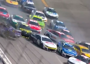 Эффект домино: Эпичная авария на гонке NASCAR попала на видео