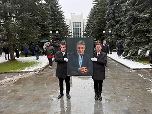 «Ты никуда не уйдёшь»: Ольга Погодина произнесла пронзительную речь у гроба  Алексея Пиманова