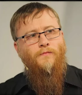 Не сомневаюсь, что покушение на Трампа было инсценировкой и постановкой, как и всё то, что происходит вокруг Трампа, который сам является мастером постановок и инсценировок. Трамп — это «лжец-лжец», это тот, кто живёт во лжи, производя её в огромных количествах, и считает ложь единственным средством существования и достижения каких-либо целей в мире, где всё ещё остаются люди, которые по старинке, как ему кажется, верят в правду.