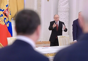 Путин поручил снизить «бумажную нагрузку» на врачей и учителей