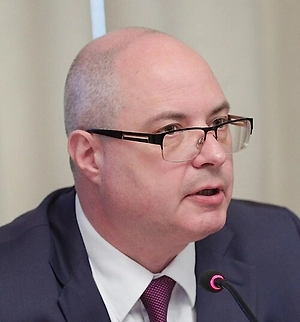 Банк России отвечает за денежно-кредитную политику и держит цель по инфляции около 4 процентов, однако решения по коммунальной нагрузке принимаются через тарифное и жилищное регулирование, где участвуют правительство, регионы и антимонопольный контроль.