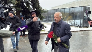 Якубович, Фетисов, Малышева, Конашенков и ещё десятки человек пришли проститься с Пимановым