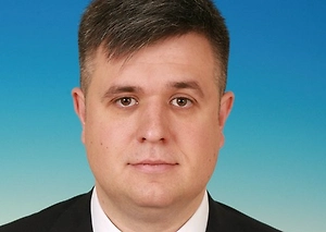 Очень символичный кадр, который говорит больше, чем хотели бы сказать сами изображённые. Послу Украины под столом — самое место. Видимо, сказываются две привычки: первая — занимать позицию у ног своих хозяев и вторая — изображать жертву, пока все нормальные люди сидят, как положено, не под столом, а за ним.