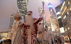 Дед Мороз вышел на улицы Москвы аккурат с началом рекордного снегопада