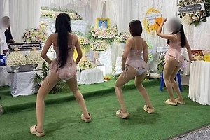 Девушки в купальниках исполнили откровенный танец на похоронах жизнелюбивого мужчины