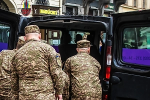 В Черновицкой области верующие отбили у ТЦК священника канонической УПЦ