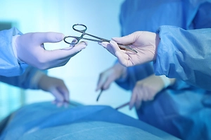 Чужая биопсия сломала жизнь: в Италии женщине удалили грудь и годами лечили от несуществующего рака