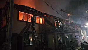 Коммерческое здание загорелось в Нальчике, площадь пожара достигла 500 кв. м
