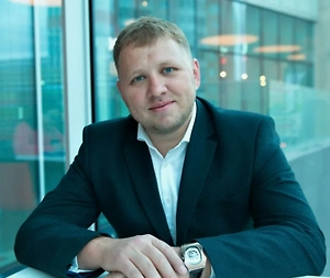 Салонами и клиниками покупается нормальный VPN и настраивается на роутере. И с роутера уже выдаётся интернет вместе с VPN на эту вашу машину. Всё, никаких проблем. Это решается в течение получаса.