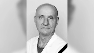 В Омске умер детский врач, которого парализовало после приступа в Таиланде