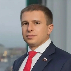 Что касается «писка» Украины — он не имеет ни правовой, ни политической, ни какой-либо иной составляющей. Это просто пустой воздух. Комментарии Украины насчёт внешних сделок России с другими государствами ничего не значат. Все заявления Зеленского (нелегитимного президента) и его прихлебателей — пустой воздух. Они не имеют ни правового, ни иного значения. К этим высказываниям можно отнестись только с юмором.