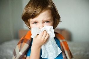 Воздушная атака: Life.ru узнал, как привычная уборка может навредить ребёнку-аллергику