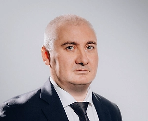 Такой подход позволяет решить сразу несколько задач. Во-первых, снизить зависимость от несовершенных автоматических систем проверки, которые на текущем этапе действительно допускают значительное количество ошибок. Во-вторых, сформировать у студентов культуру ответственного и осмысленного использования ИИ как рабочего инструмента, а не скрываемого элемента.