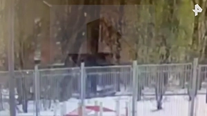 На видео попал момент, как подростка затянуло в щётку трактора в Зеленограде