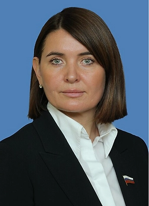 Справка — это дополнительная нагрузка на родителей: нужно сходить, отстоять очередь, попасть к врачу. Поэтому инициатива действительно облегчила бы работу поликлиник. И, конечно, родителям было бы спокойнее, они бы не переживали, что проводят мало времени с ребёнком.