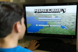 «Ракеты летят в твою сторону»: Мошенники запугивают детей в Minecraft ради родительских сбережений