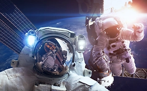 Летящие к Луне астронавты починили туалет на корабле Orion и ушли спать