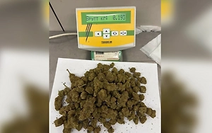 Иностранка пыталась ввезти в РФ банку марихуаны под видом лекарства для спины