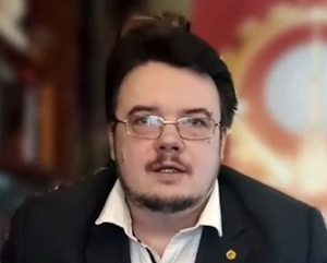 Американцам хотелось как можно быстрее пройти все этапы до высадки на Луну, чтобы успеть раньше китайцев. Китай наметил высадку своего тайконавта на 2030 год, а американцы очень хотят успеть в 2028-м. Для этого нужно совершить облёт Луны — так сказать, размять мышцы, проверить все системы перед посадкой. Всё делается в такой спешке, что это пагубно сказывается на миссии в целом, а неоправданные риски для жизни космонавтов и астронавтов растут. 