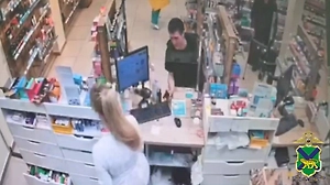 Бомж с игрушечным пистолетом ограбил аптеку во Владивостоке и скрылся