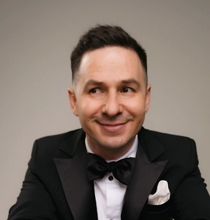 Для людей, которые родились ещё в советское время, это невозможно обойти стороной. В детстве школьный трудовик кричал мне: «Ленин, залезь на броневик!» — и класс покатывался со смеху. 