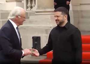 «Комик потерял дар речи»: Как король Швеции публично унизил Зеленского отказом от рукопожатия