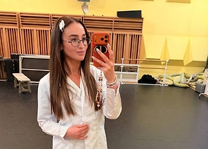 «Трясутся руки от волнения»: Бузова рассказала Life.ru об участии в спектакле «Покровские ворота»