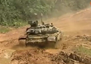 Сквозь взрывы и болота: У инженера нашли неизвестные кадры с танком Т-90С в джунглях