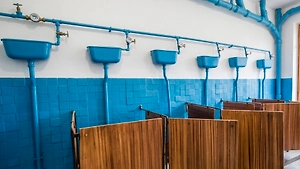 Бачок под потолком и грохот на весь подъезд: почему в СССР были такие странные унитазы