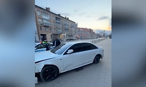 Пьяный водитель Audi сбил полицейского в Красноярске и пытался сбежать пешком