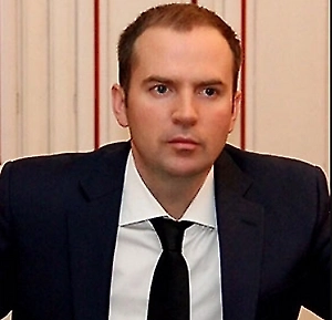 Федеральный закон о погребении предусматривает только традиционные формы — захоронение в земле, кремацию или предание тела воде. В нём нет специальной нормы для бессрочного публичного сохранения тела в Мавзолее. Поэтому у тела Ленина нет чётко закреплённого статуса вроде «музейного экспоната» или «особо сохраняемых останков».