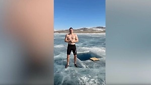 Литвин первым в мире из блогеров проплыл 50 метров подо льдом Байкала