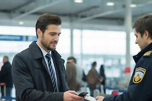 Россиян могут задержать за отказ показать смартфон пограничнику в аэропорту