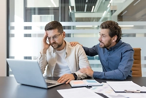 Кадры на паузе: Компании в России массово замораживают наём до 2027 года