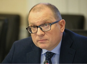 Что касается санкций — ничего нового в этом нет. Очередной пакет? Европа ничего больше не может предложить. Политическое урегулирование на Украине, как видно, им по-прежнему не нужно. Поэтому они продолжают свою антироссийскую линию. Эта линия тупиковая, ничего, кроме вреда, европейцам не принесёт.