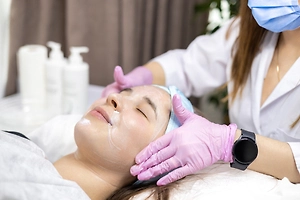 Россиянки бросились к косметологам за «кожей дельфина»: Состав, противопоказания, эффект