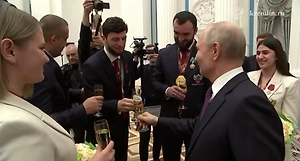 Путин пообщался с награждёнными боксёрами за бокалом шампанского